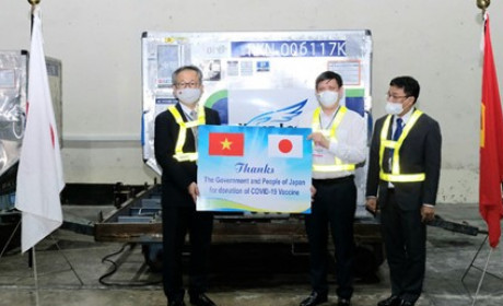 Gần 1 triệu liều vaccine COVID-19 do Nhật Bản hỗ trợ đã tới sân bay Nội Bài